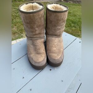 UGG Classic II Women’s Short size 9 M Shearling lined